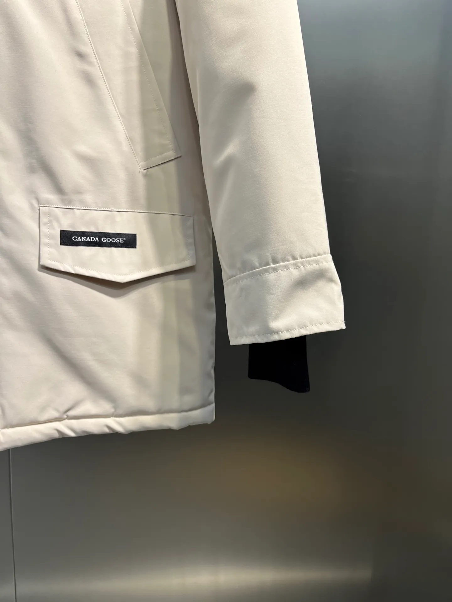 P840 𝘾𝘼𝙉𝘼𝘿𝘼 𝙂𝙊𝙊𝙎𝙀Big Goose 13# The design of Big Goose 13 is simple and elegant, a little longer than the 08 model, more suitable for men and suitable for business people. This down jacket is popular for its simple design, which is not only practical but also has a certain sense of fashion. In terms of applicability, the Daye 13 model provides good thermal insulation performance. Its thermal insulation coefficient is level 5, which can provide enough warmth and is suitable for wearing in cold environments. In addition, the Daye 13 model also has a high cost performance. Compared with other models, it provides a better balance between price and performance, making it more competitive in the market.  size：xs-xxl
